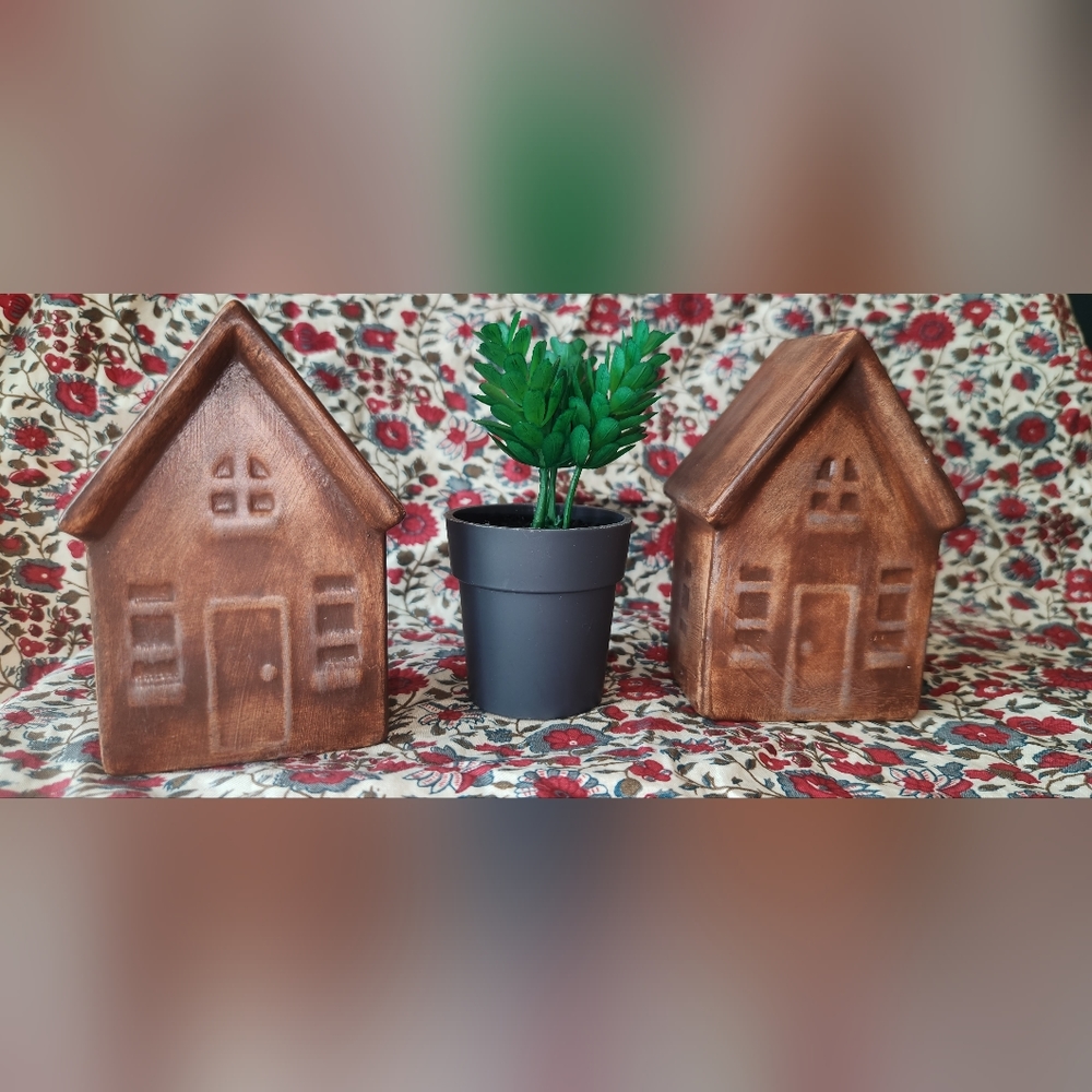Nwot Small ceramic house decor set of 2. Great for tiered tray decor.